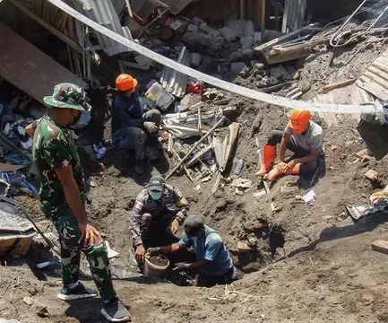 Sekeluarga Korban Erupsi Gunung Lewotobi Dikebumikan, Netizen Banjir Doa